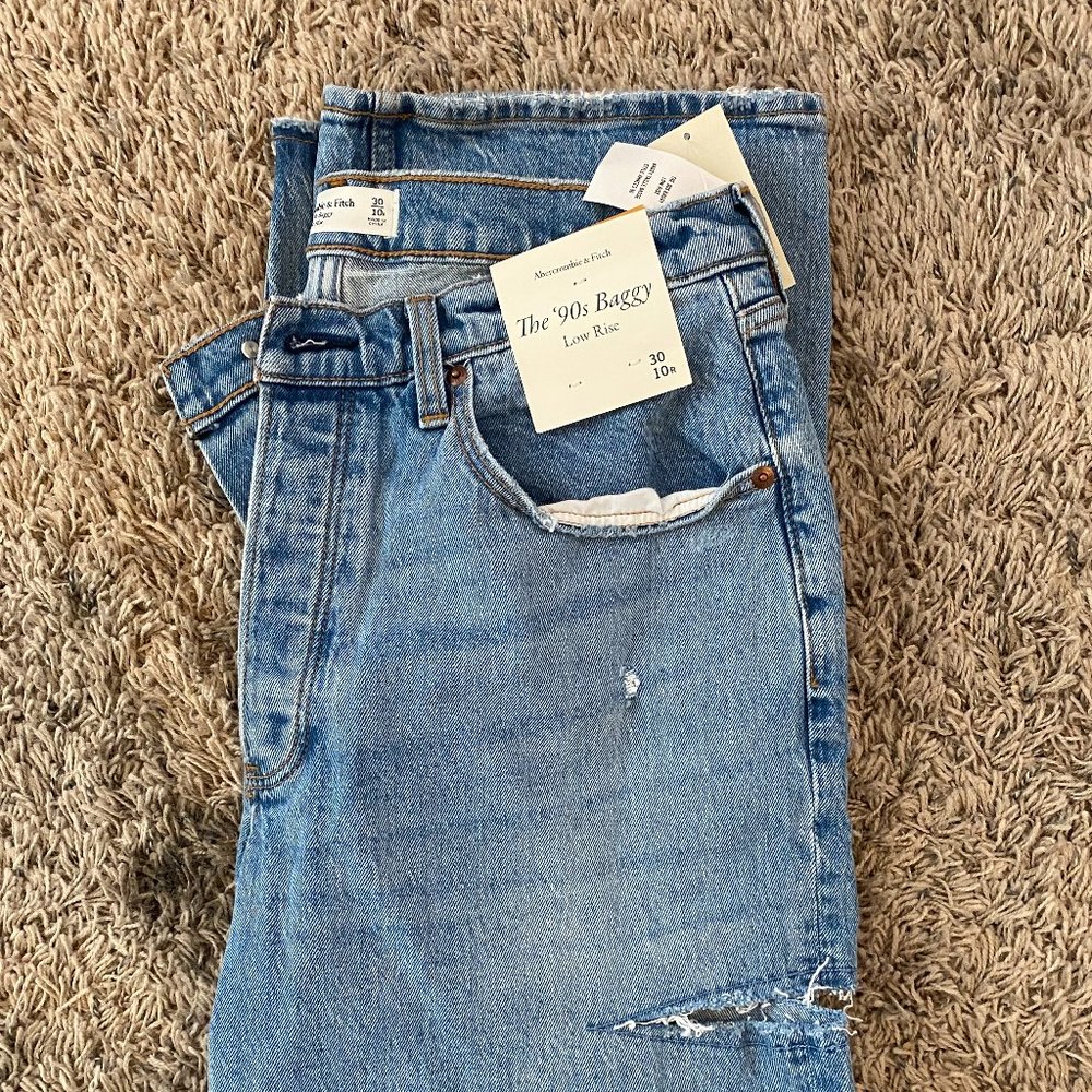 Abercrombie 90s Baggy w/rip low rise NWT